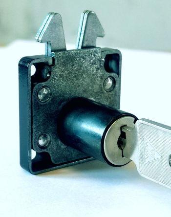 Huwil Square Scissor Tambour Lock

Supplied under the Huwil 2751SP (1N1L) Master Key.